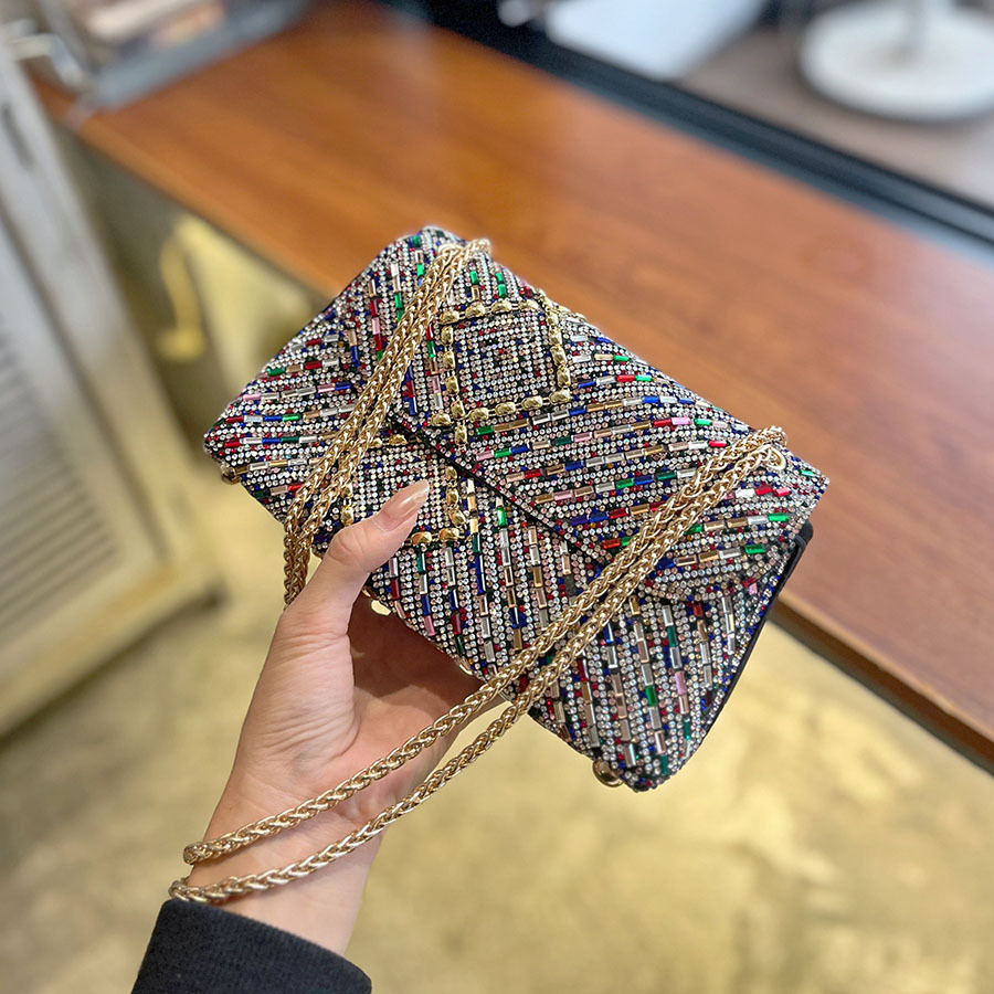 Women Fashion Dress Names - Tas clutch berhiaskan berlian merek terkenal,